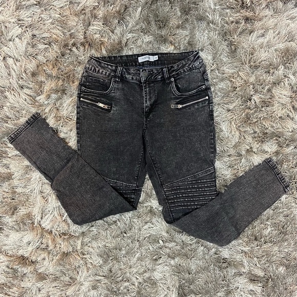 MyStyle women black denim front fly zip, pin tuck detail Jeans. Size 6. Used. - Picture 4 of 12